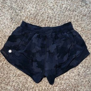 LuluLemon - Hotty Hot Low-rise Lined Short 2.5”